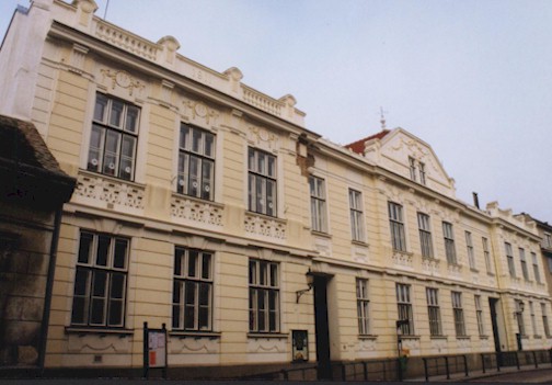 Straßenansicht mit historischer Fassade