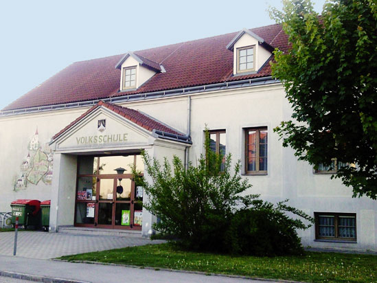 Der Eingang zur Volksschule Enzersfeld 